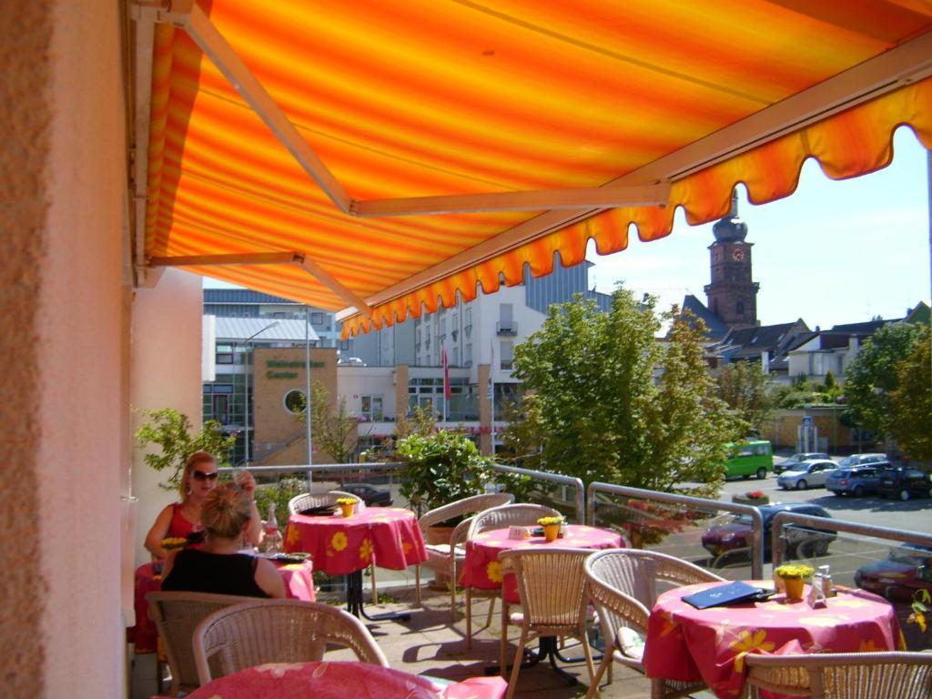 Stadtcafe Pension Grunstadt Bagian luar foto